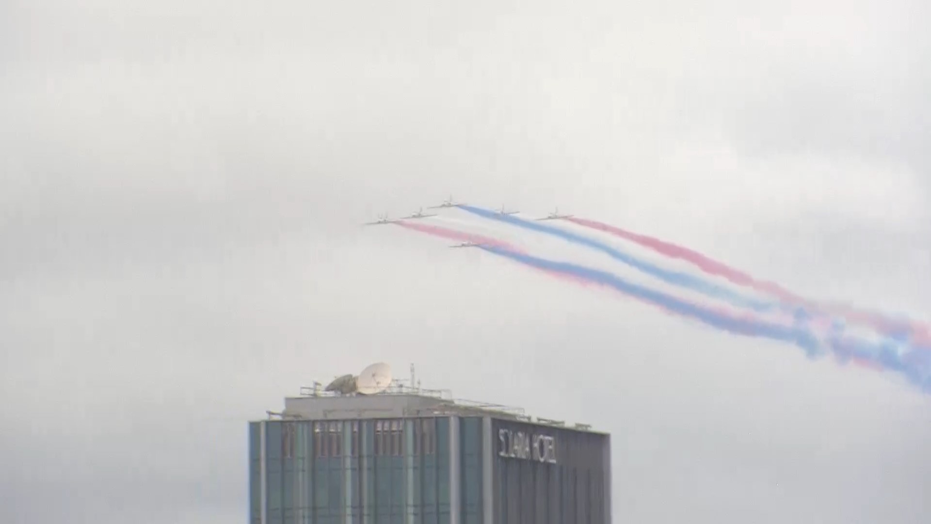 ▼國慶大會最後由空軍雷虎小組教練機衝場。（圖／東森新聞）