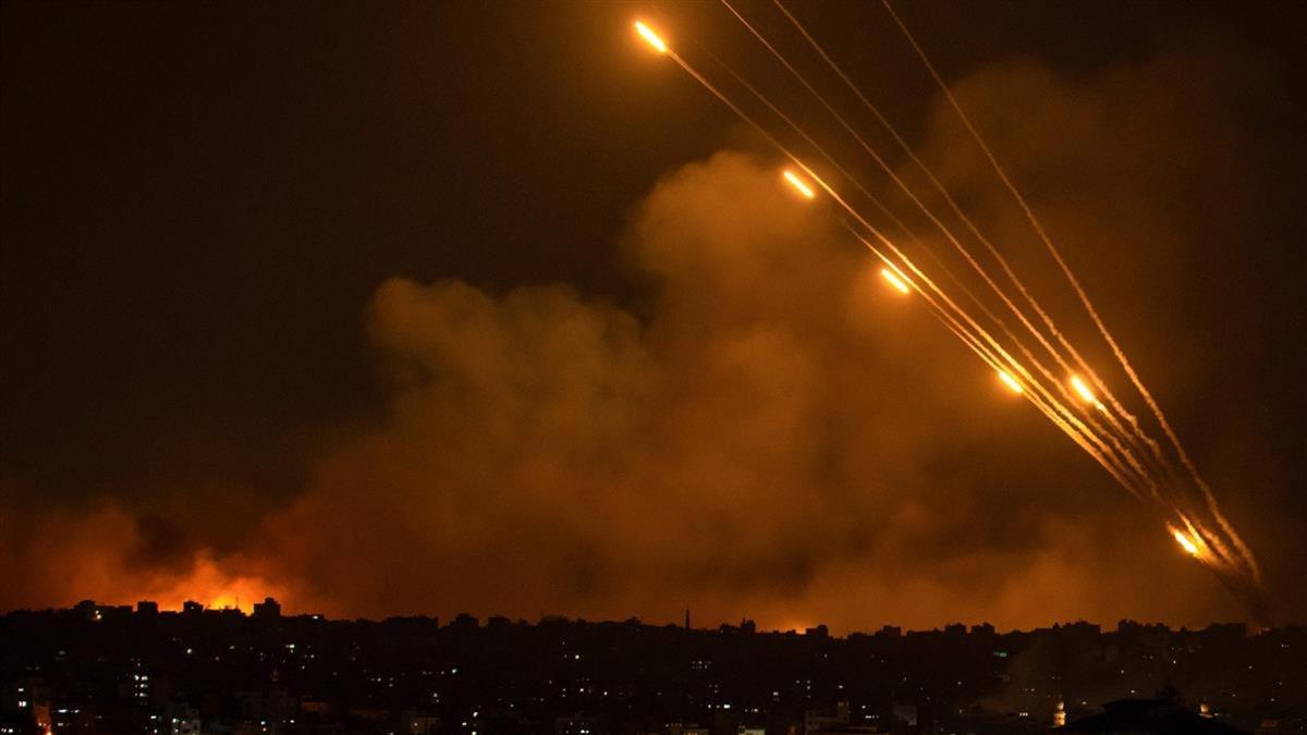 影／前線女記者遇「火箭襲擊」 緊急趴地找掩護