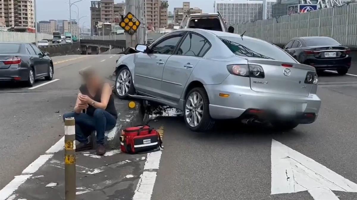 獨家／轎車自撞匝道分隔島 駕駛四肢擦挫傷、意識清醒