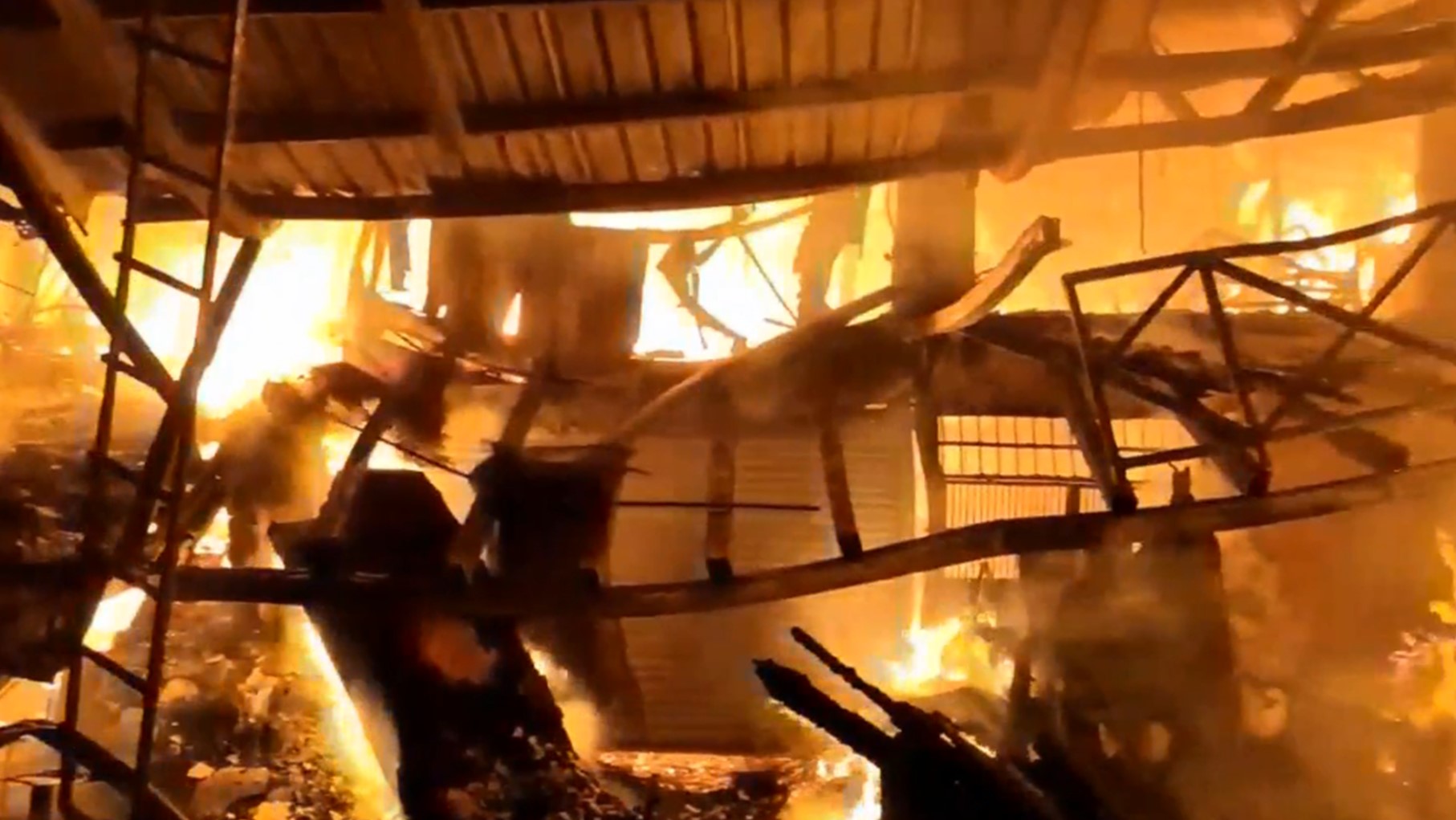 ▼鐵皮屋內大火不斷燃燒,又因為處於缺水區,消防員花費4小時才撲滅。(圖/東森新聞)