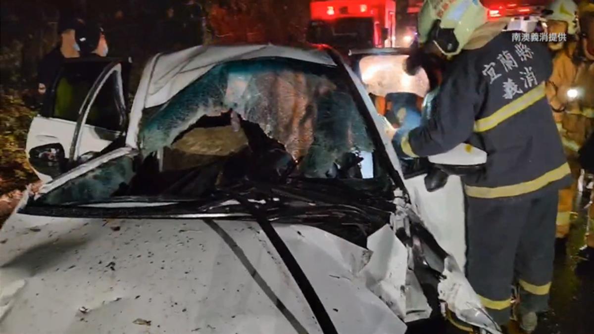 最新／蘇花「天降巨石」險奪命 駕駛雙腿骨折受困車內