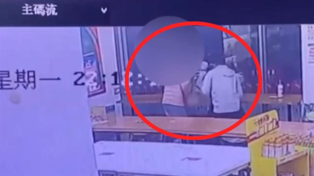 詐騙車手躲追捕！國道自撞翻車受困 2人傷