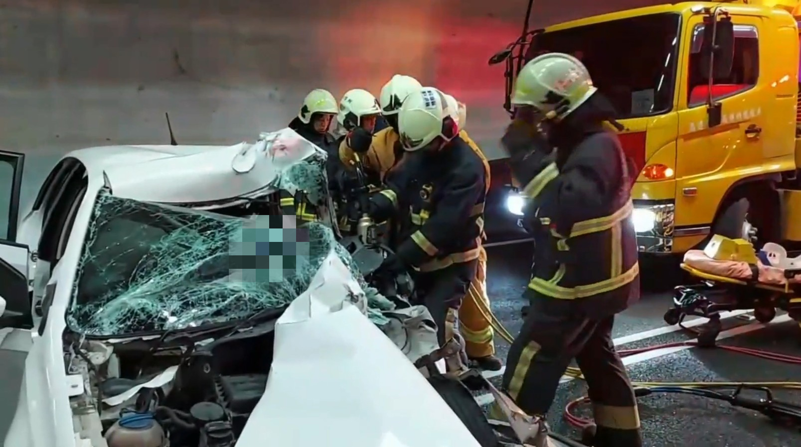 ▼消防人員，合力破壞車體才救出駕駛。（圖／東森新聞）