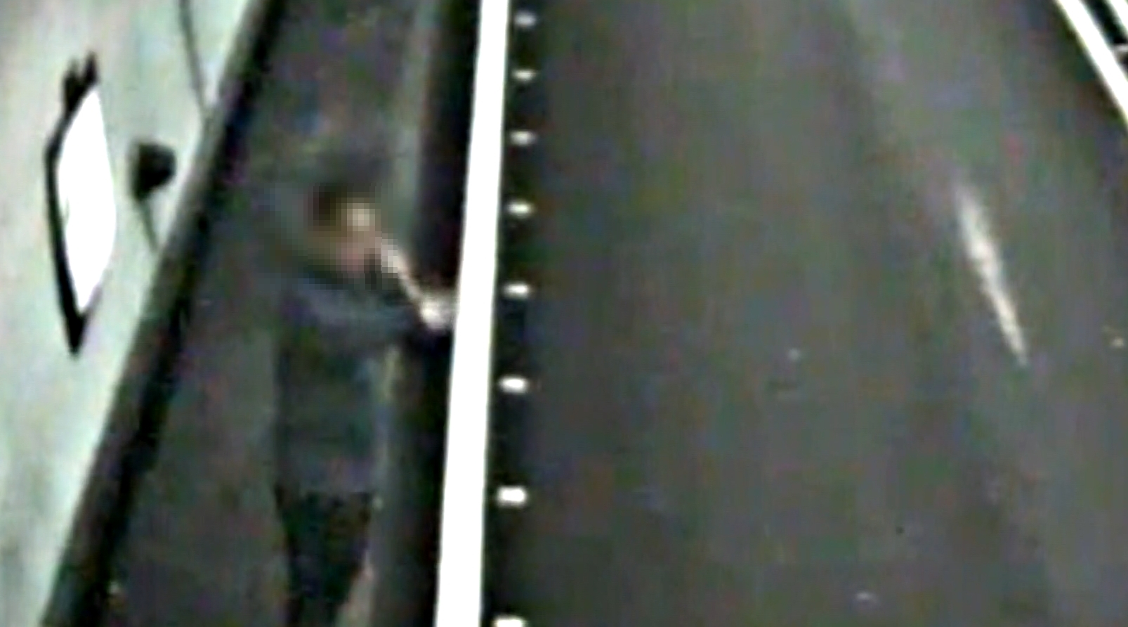 ▼小貨車駕駛站一旁向後方來車示警。（圖／東森新聞）