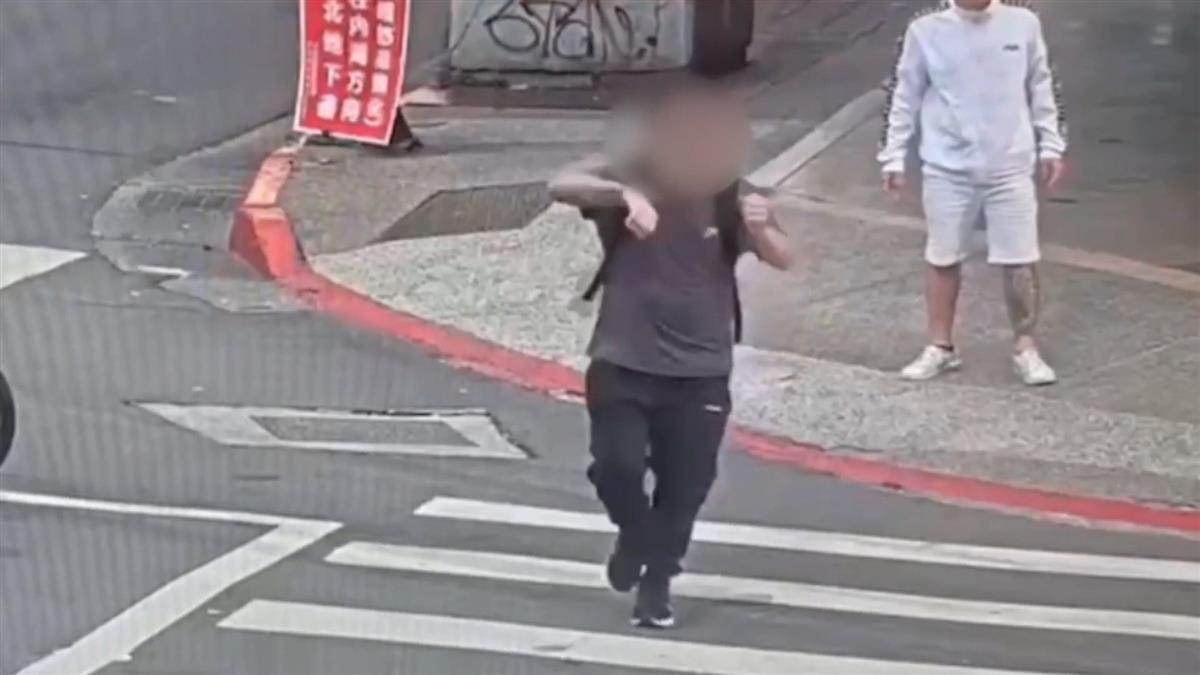 囂張！行人闖燈邊跳舞！運將禮讓遭比不雅手勢