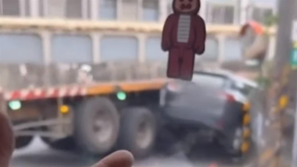 獨家／視線死角！ 休旅車疑右轉搶快 遭拖板車擠壓離地