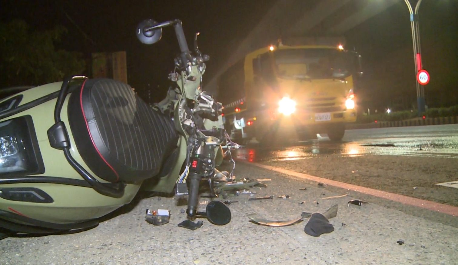 ▼14日清晨一輛機車撞上工程車。（圖／東森新聞）