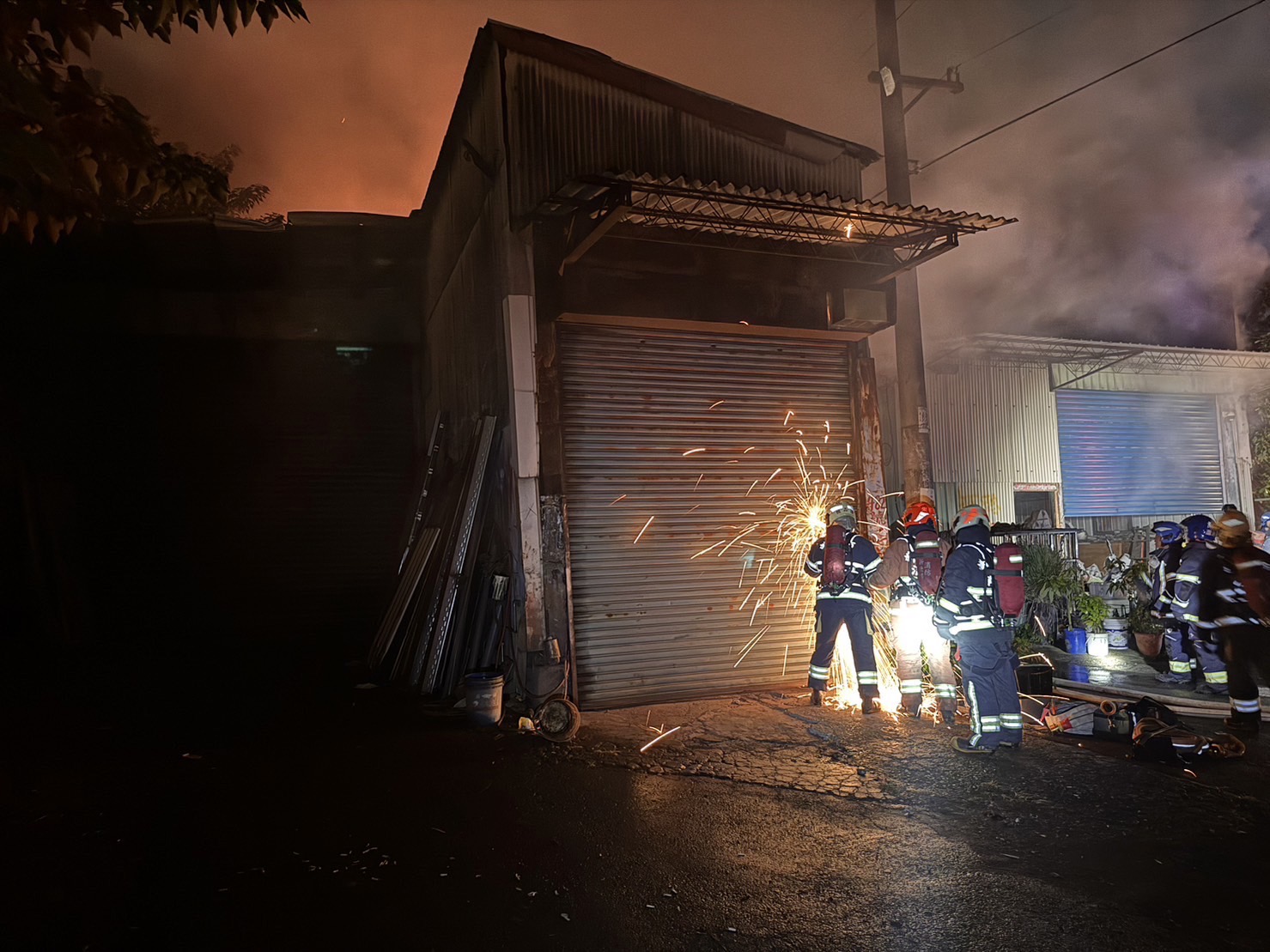 ▼新北市蘆洲區一處鐵皮工廠發生大火。（圖／東森新聞）