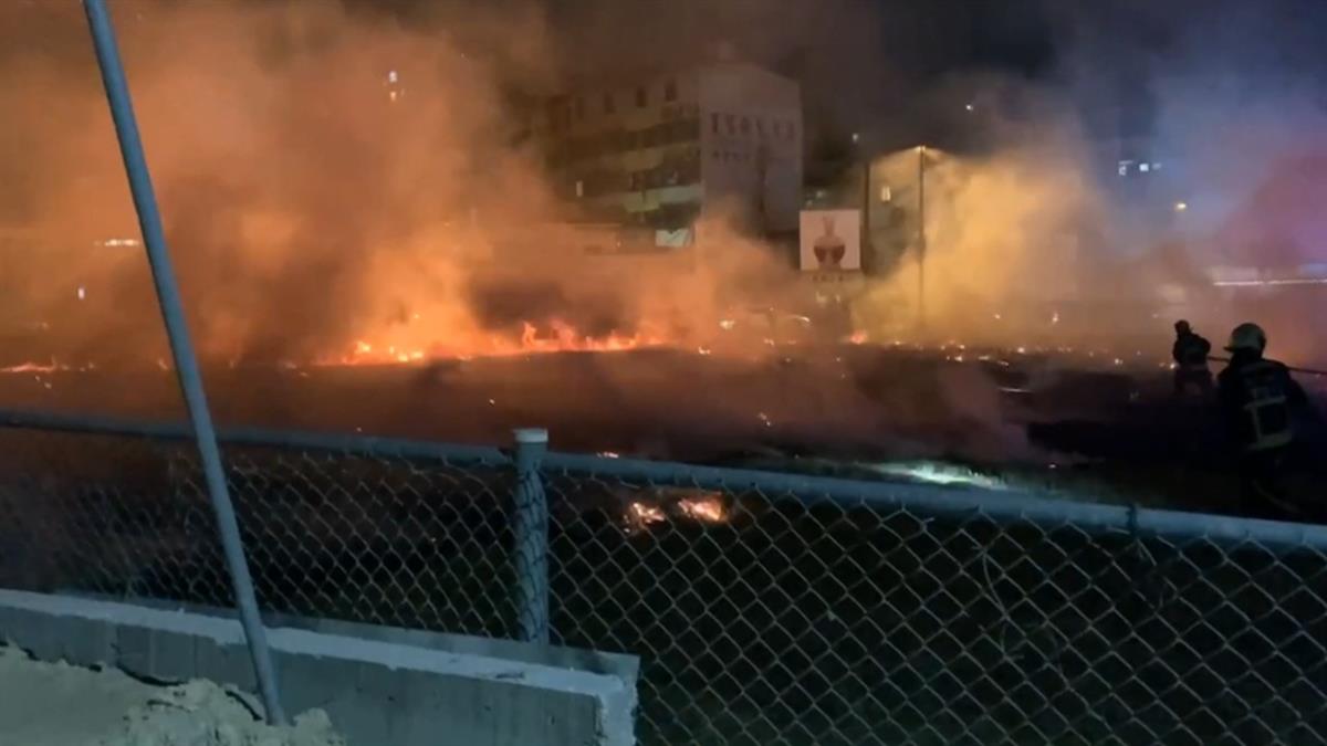 跨年夜驚魂！民眾擅闖空地放煙火釀火災 闖完禍落跑