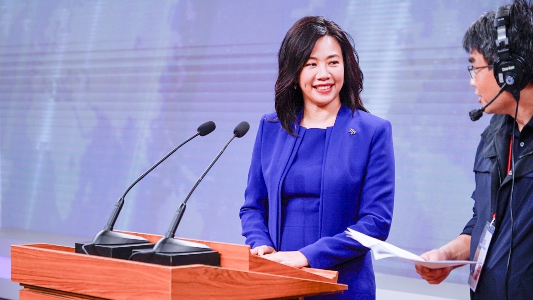 ▼吳欣盈於會前和工作人員互動。（圖／民眾黨提供）