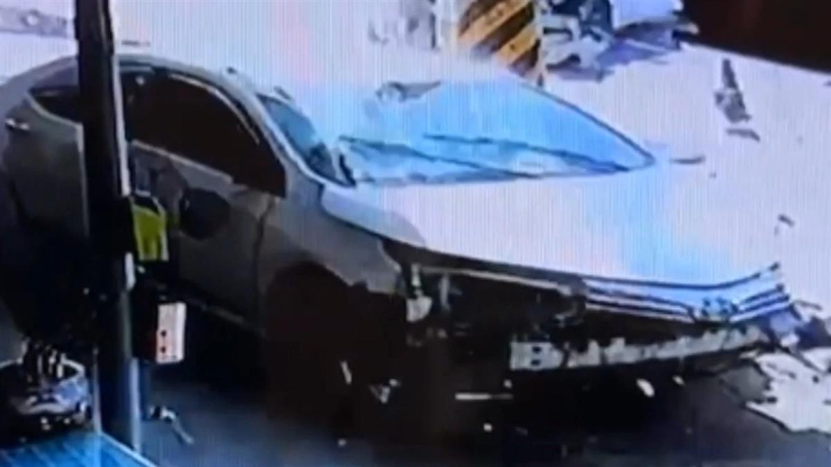 慘！「刷一排民宅」兩車路口撞暴衝 波及路邊屋