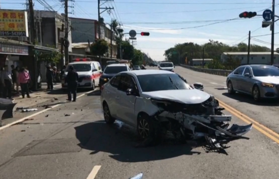 ▼高雄發生一起車禍，導致民宅被撞毀。（圖／東森新聞）