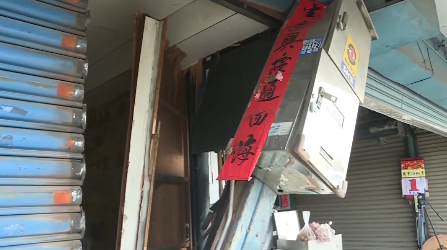 ▼民宅鐵門的門軌也被撞壞。（圖／東森新聞）