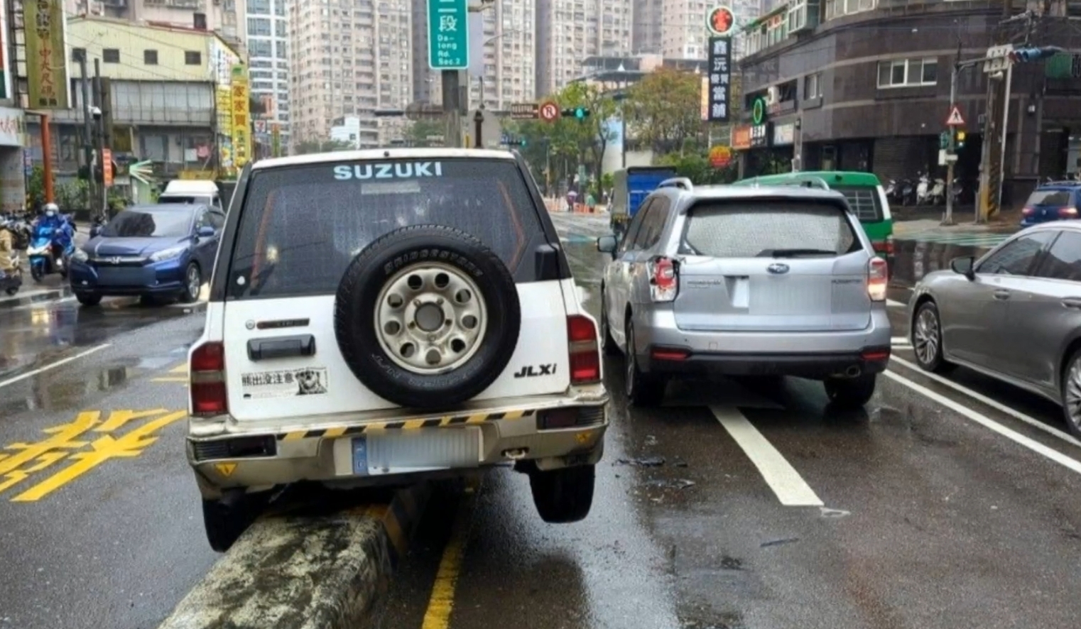 ▼新北市汐止大同路二段也發生追撞車禍。（圖／東森新聞）