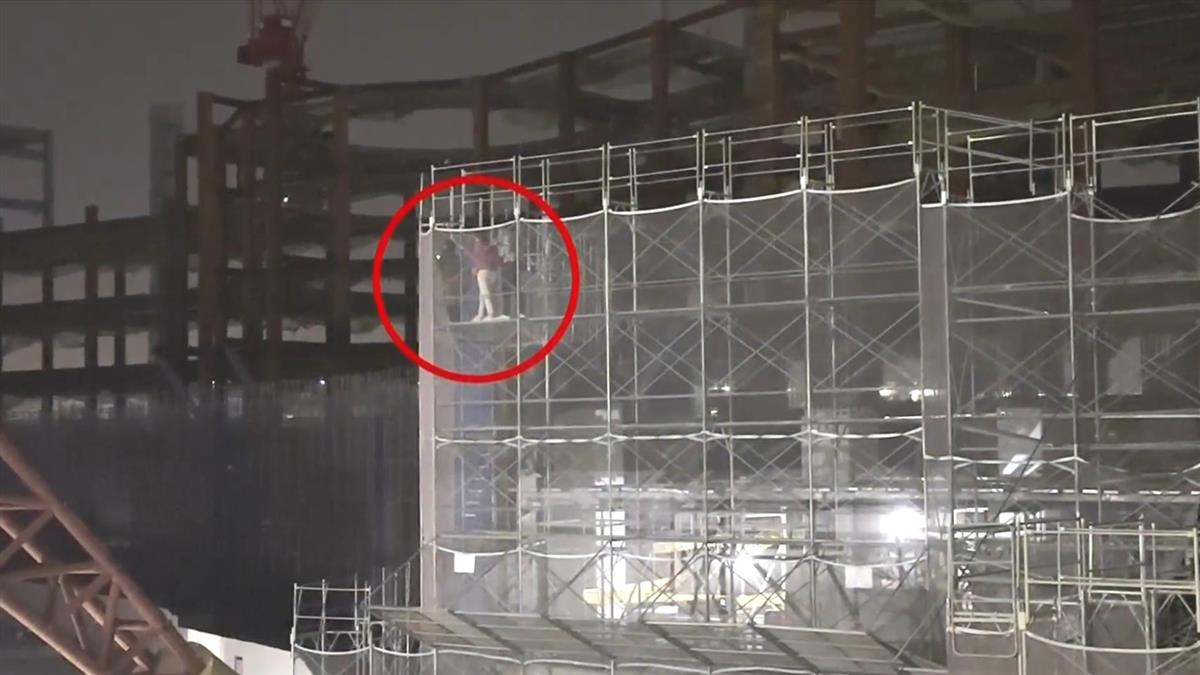 無安全防護爬工地！冒生命危險看五月天開唱