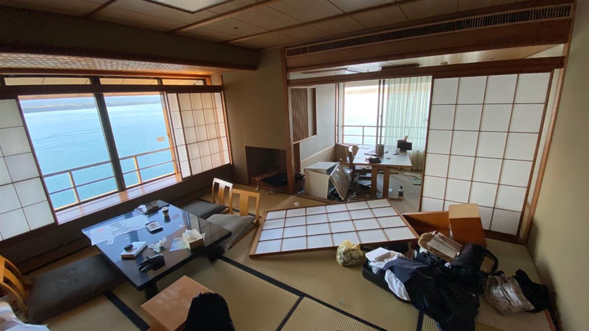 日本加賀屋元旦滿房 慘遇7.6強震…牆裂開碎一地