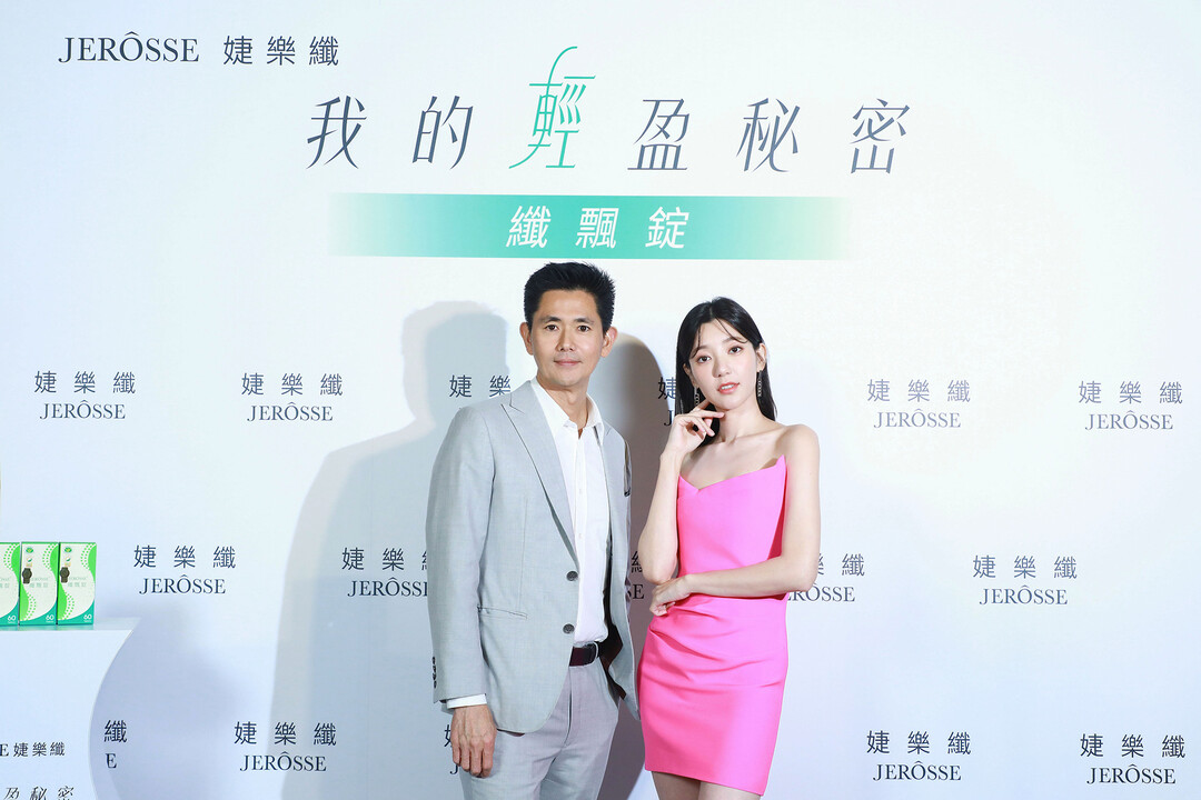 婕樂纖創辦人 呂世博(左)與2023年纖飄錠年度代言人郭雪芙(右)