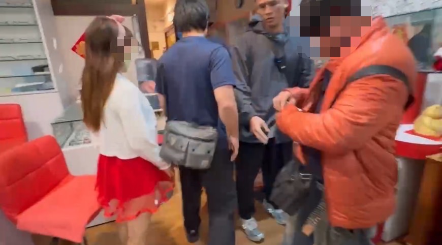 ▼警方這一次的查緝行動，總共逮捕兩男兩女，分別涉嫌媒介還有從事非法性交易。（圖／東森新聞）