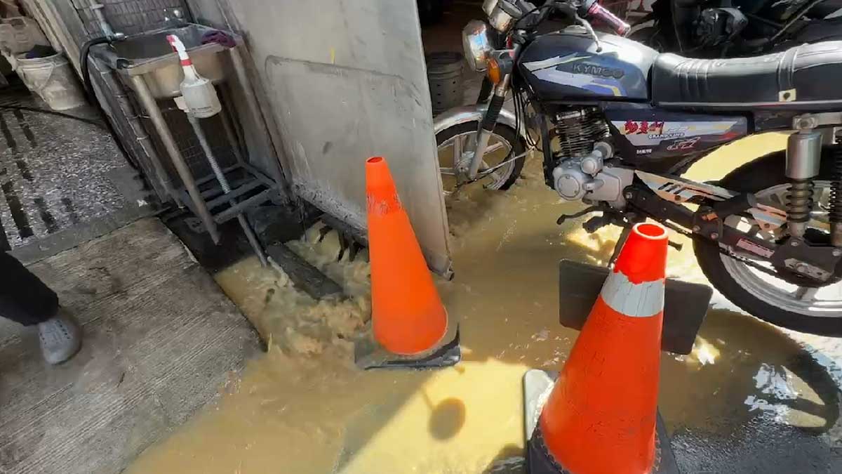 ▼多處排水孔、馬路縫隙冒出大量泥黃色髒水。（圖／東森新聞）