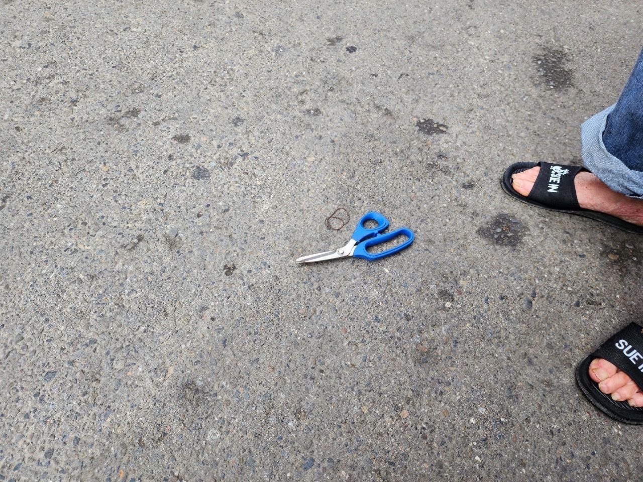 陳嫌拿剪刀,想要剪斷婦人皮包背帶