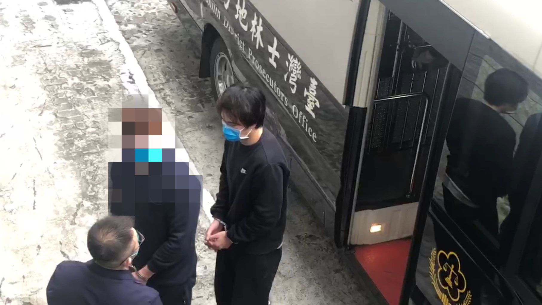 ▼柯旻豪戴手銬走下囚車，模樣看上去相當狼狽，沒有球場上意氣風發的模樣。（圖／東森新聞）