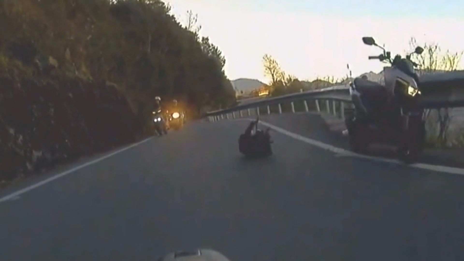 ▼許男自撞護欄後翻落百米山谷。(圖/東森新聞)