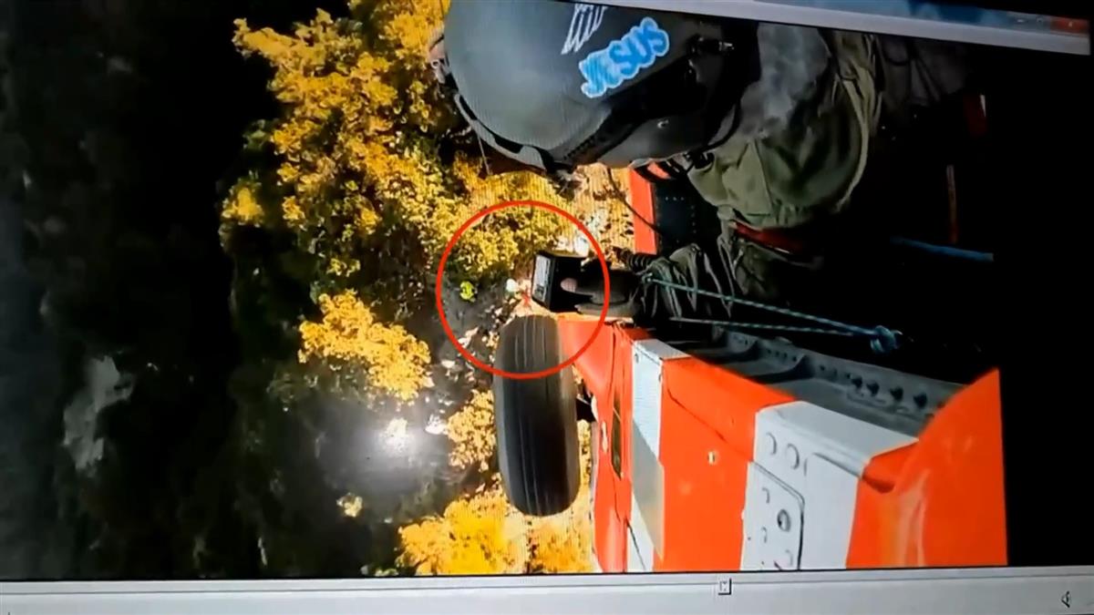 即／女山友摔邊坡左肩疑骨折 黑鷹飛卓社大山吊掛救人