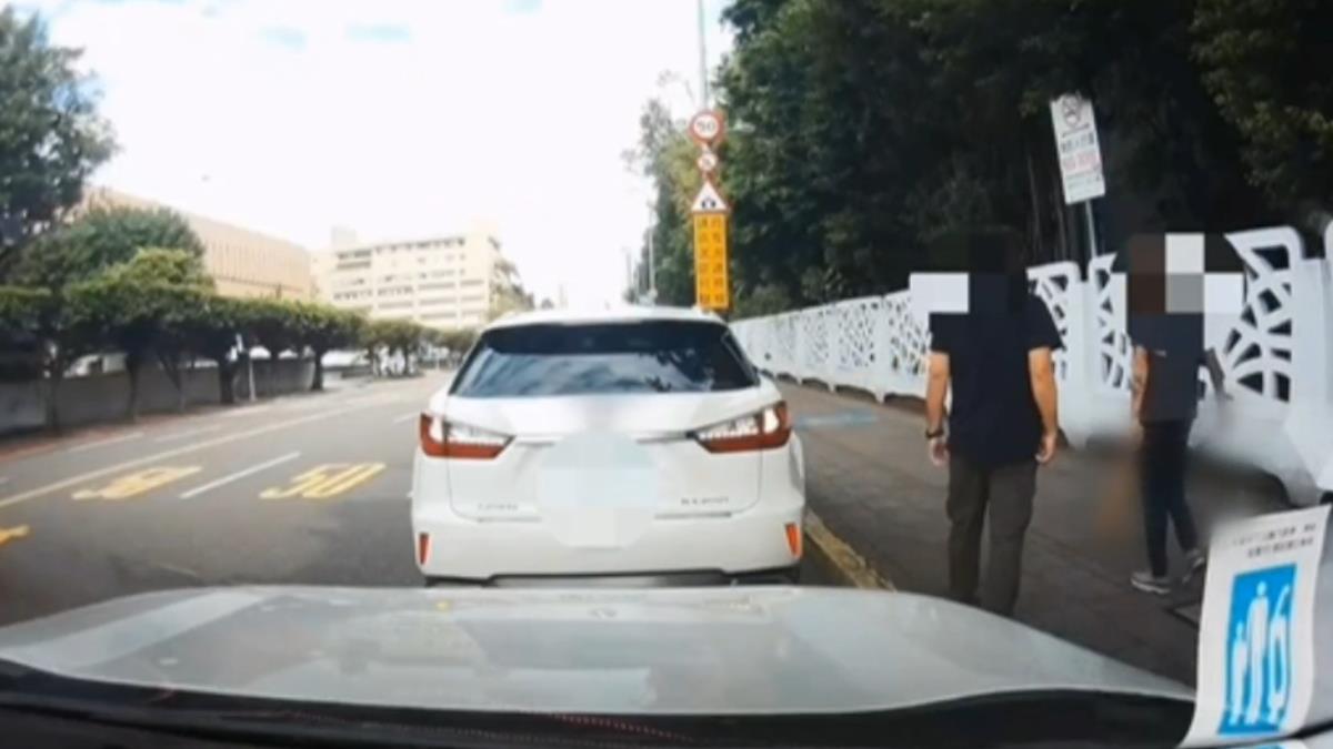 小黃右切載客槓直行轎車 遭駕駛持「雙棍」嗆單挑