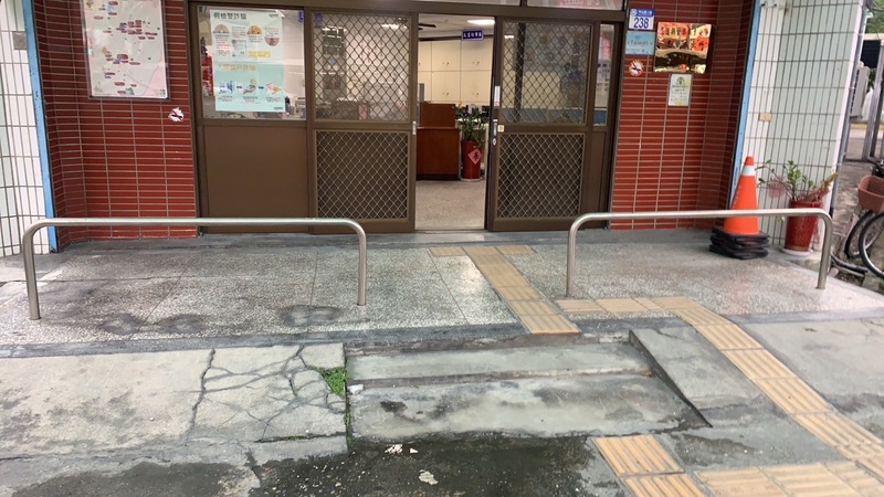 ▼花蓮部分分局自行加裝護欄 減緩車輛直行衝撞（圖／花蓮縣警局提供）