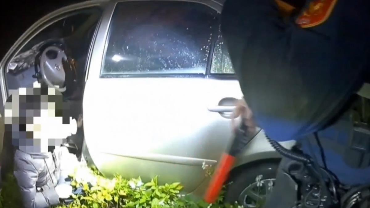 無照駕駛見警心虛逃 男頻違規警持槍喝令下車