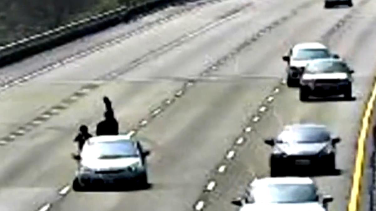 九死一生！爆胎車停國道中線 兩人狂揮衣示警