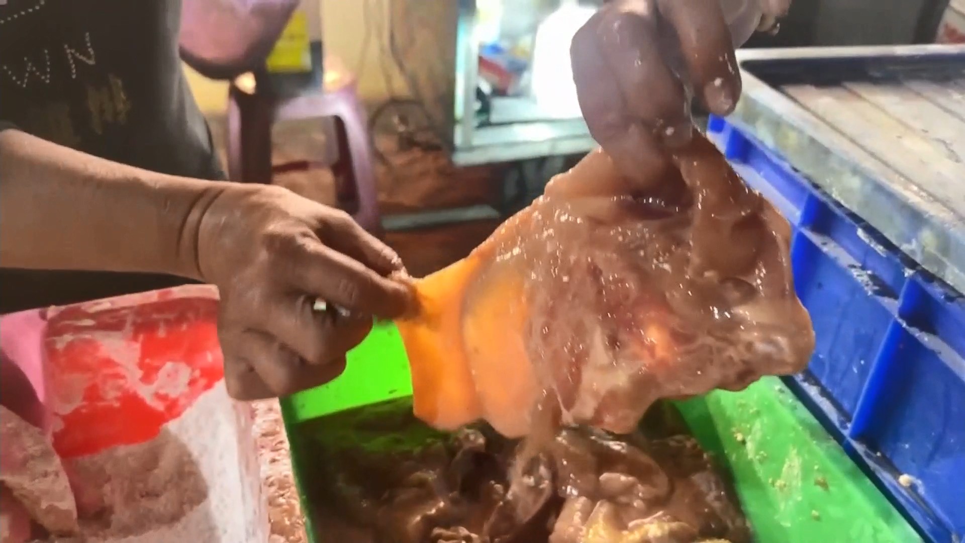 ▼老闆娘表示迎合常客口味,刻意把肉打薄(圖/東森新聞)