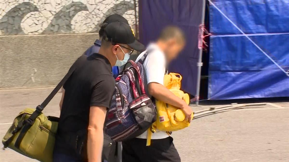 女教師回頭救貓 罹難父親緊抱黃色包現身殯儀館