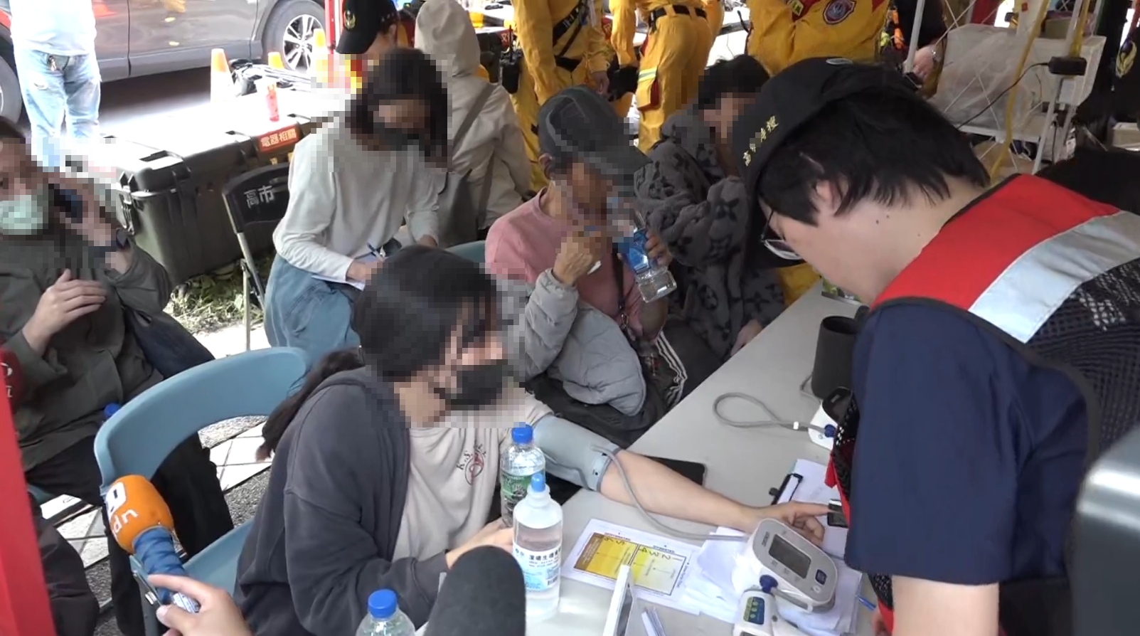 ▼救護人員替脫困民眾檢傷。（圖／東森新聞）