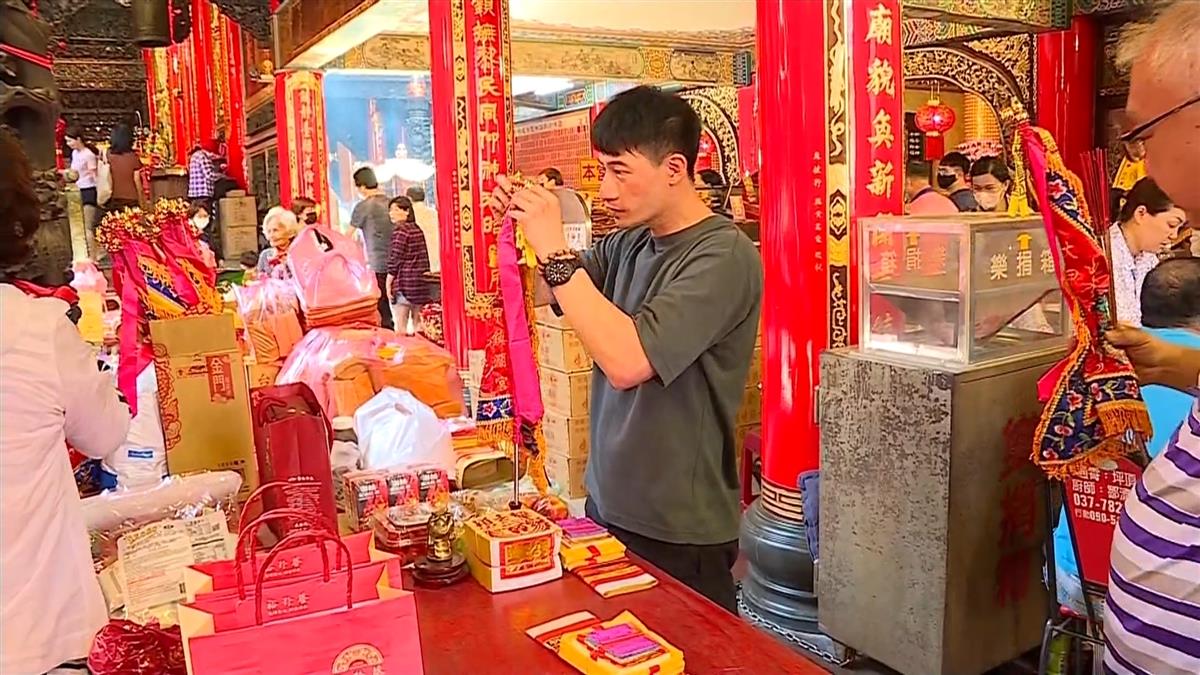 大甲媽祖遶境即將起駕 信眾帶進香旗提前來犒軍