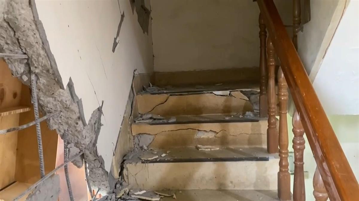 桃園學區旁社區遭震出大洞 憂樓梯坍急拉封鎖線