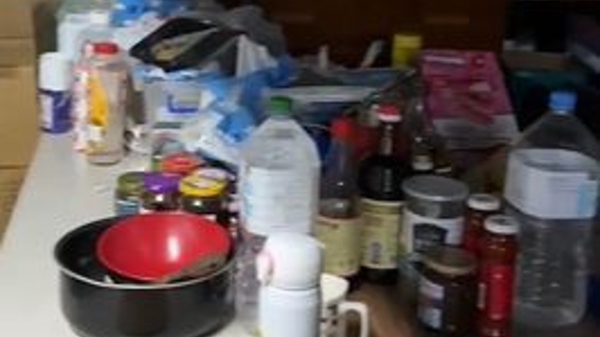 一棟大樓地下室電表區旁的小空間遭改裝，而保全人員竟住在裡面。（圖／翻攝自 爆料公社 臉書）