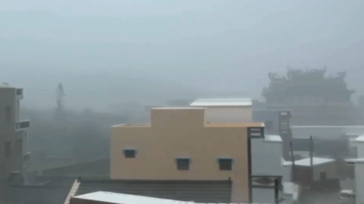 澎湖一早受到大雷雨影響，路上積水，機場一度關閉。（圖／東森新聞）