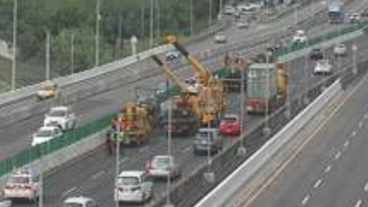 國一發生車禍釀6傷，其中一人是孕婦。（圖／翻攝自高速公路1968）