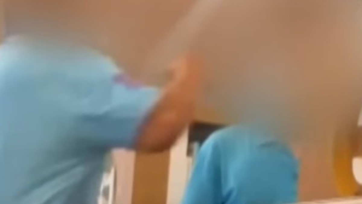 阿伯一口氣兩個插座，男子想借用竟被怒飆甚至被毆打。（圖／東森新聞）