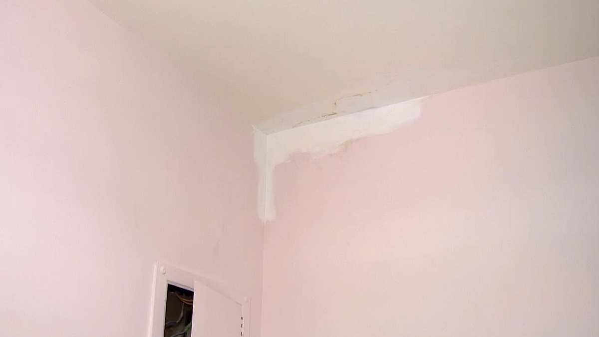 北市一間華廈遭住戶指控，房東只在乎續租問題不處理漏水。（圖／東森新聞）