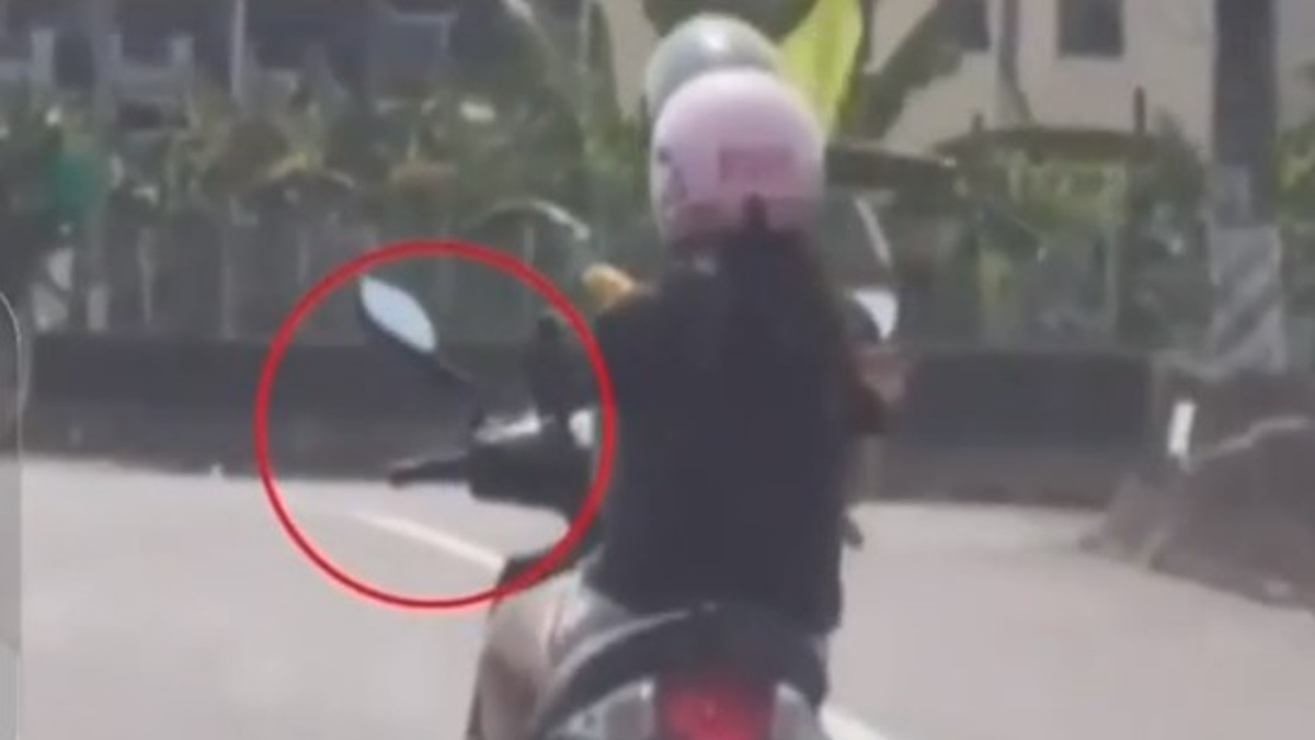 南投一名駕駛目擊前方騎士騎車搖搖晃晃，一看才發現對方單手騎車，另一隻手在狂嗑玉米！（圖／東森新聞）