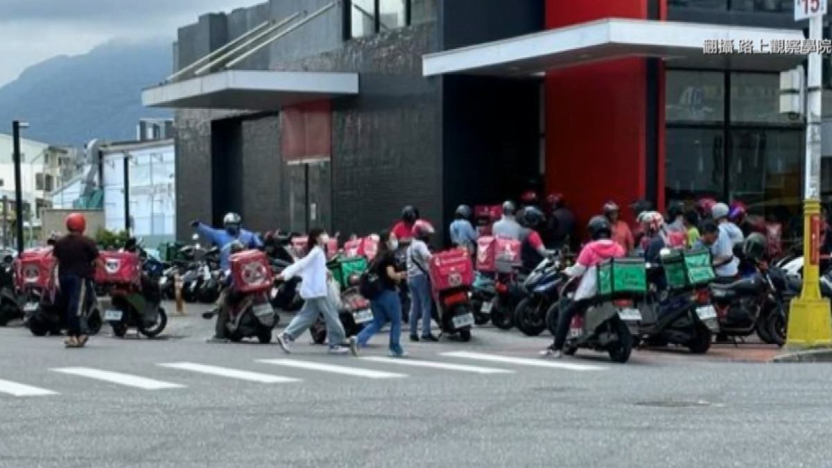 花蓮現在只剩下1家有提供外送的麥當勞，外送員把門口塞得水洩不通。（圖／翻攝自路上觀察學院）