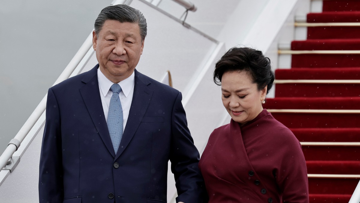 習近平5日在巴黎南部奧利機場走下飛機時，握著妻子彭麗媛的手。 （圖／美聯社）
