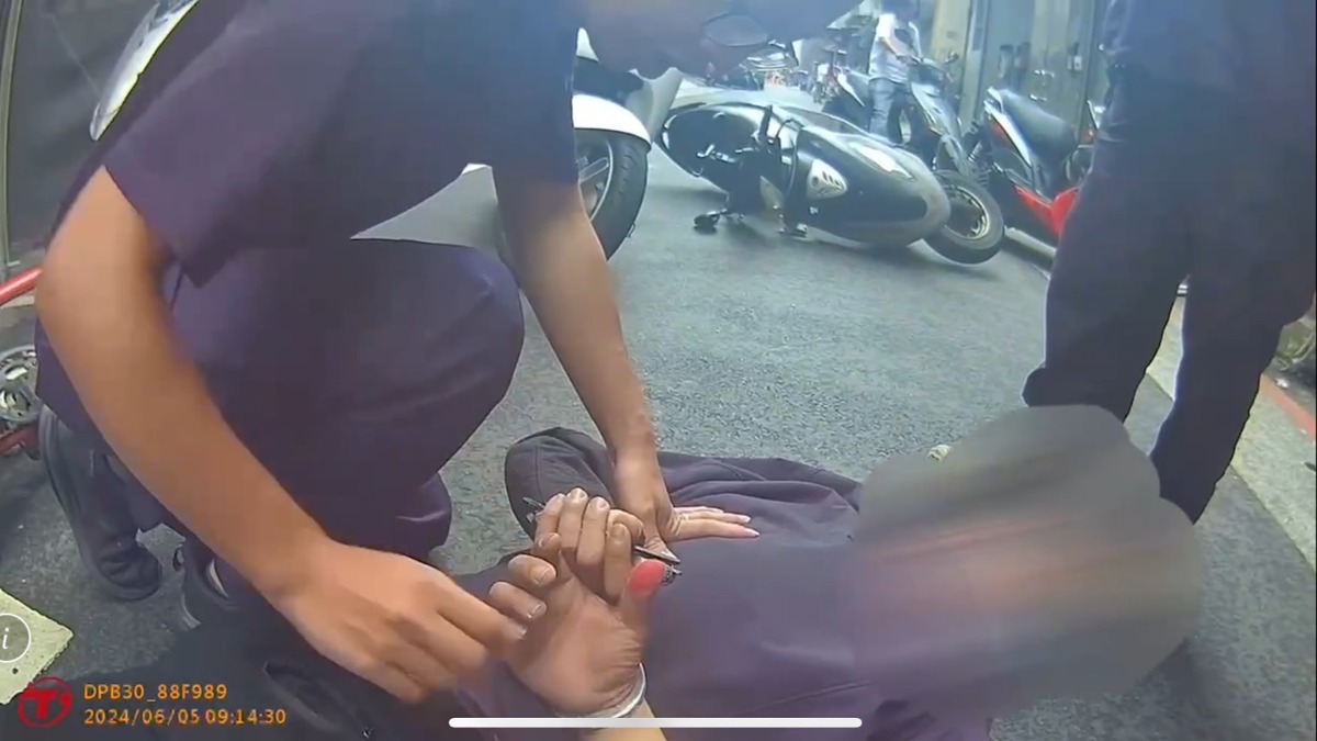 單車賊當街搶國中女生手機，遭攔截圍捕。（圖／東森新聞）