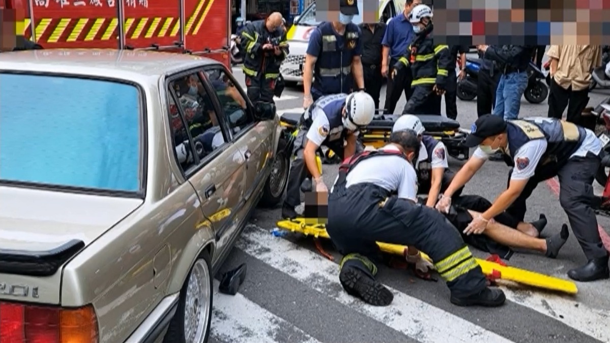 男子開BMW轎車，緊張誤撞前來討債的男子。（圖／東森新聞）
