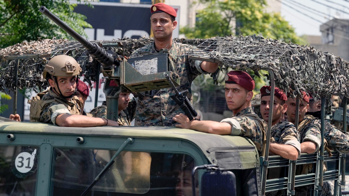 黎巴嫩武裝部隊在美國大使館的道路上巡邏。（圖／美聯社）