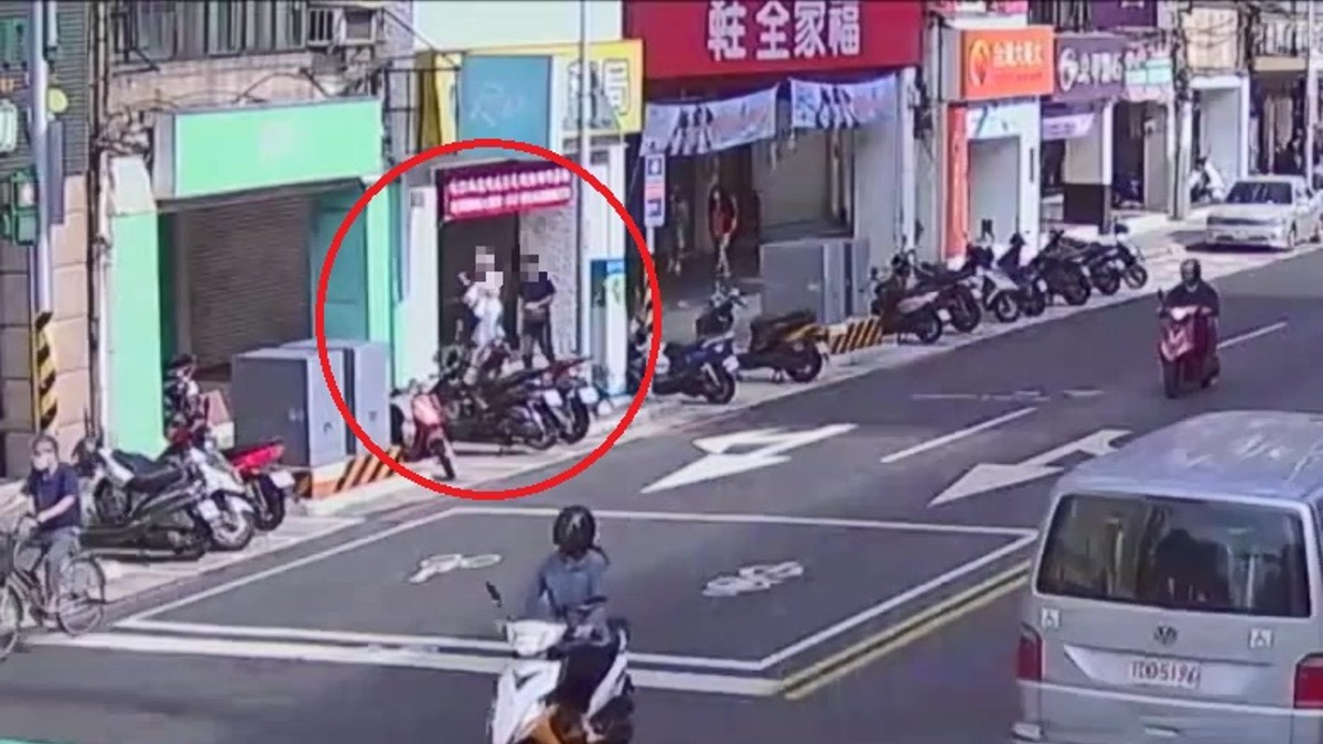 王女剛下車走到騎樓，就被溫男揮拳攻擊。（圖／翻攝畫面）