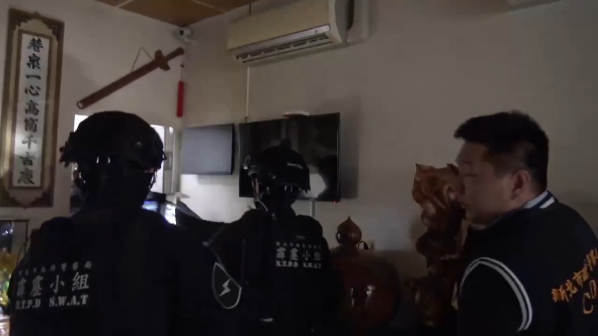 新北市警方攻堅詐騙集團據點。（圖／東森新聞）