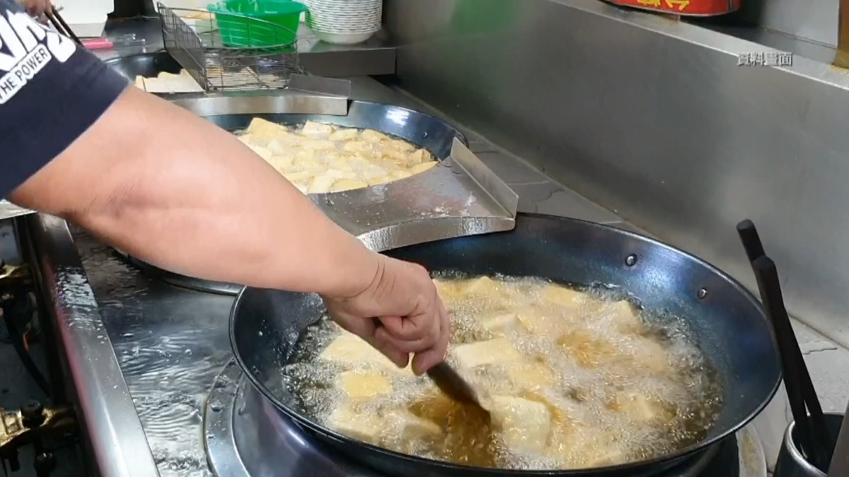 民眾到家裡巷口買一份臭豆腐，5塊就要價90元。（圖／東森新聞）